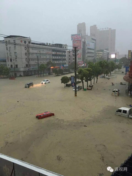 17日，短時(shí)強(qiáng)降雨導(dǎo)致湖北通城出現(xiàn)嚴(yán)重漬澇，道路損毀。(來源：通視網(wǎng))