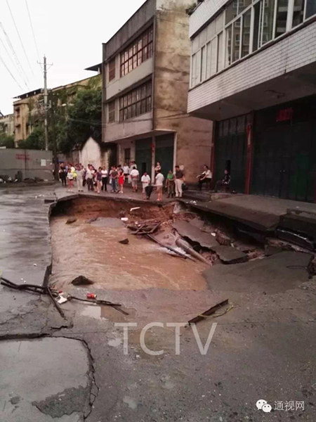 17日，短时强降雨导致湖北通城部分道路损毁。(来源：通视网)