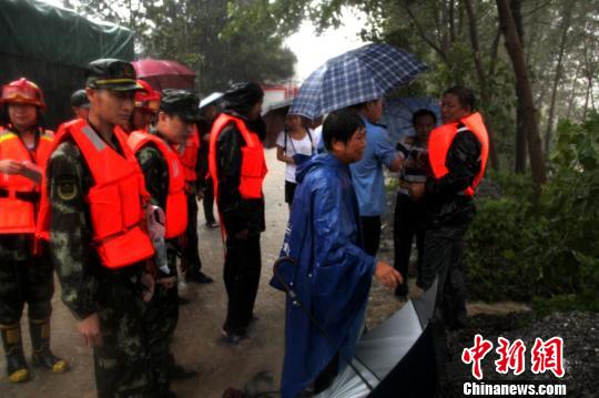 消防官兵紧急转移村民 钟轩 摄