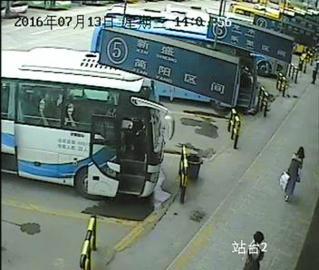 成都茶店子车站监控视频显示，黄晓翠当天14时07分登上了大巴车。