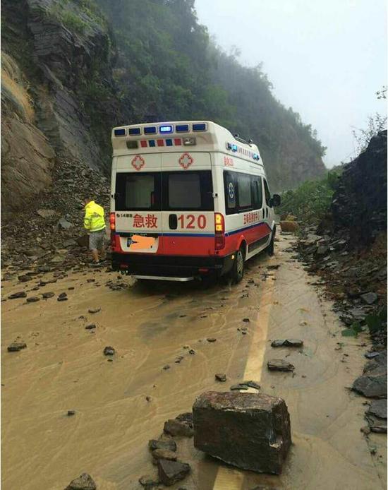 图为公路水毁现场