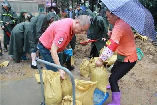 汉口北党员商户奋战抗洪一线