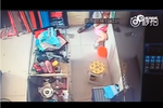 監(jiān)拍男子強拖女店員進試衣間 欲行不軌女子掙脫