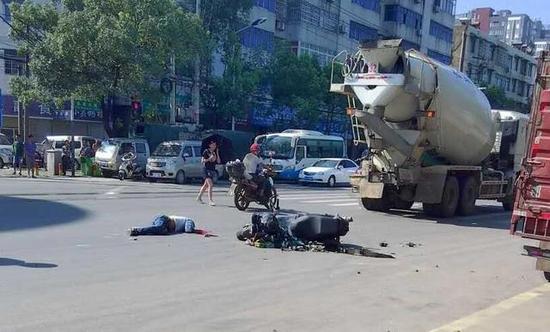 武汉一槽罐车撞上两辆摩托车