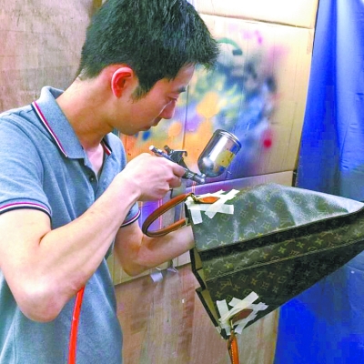 袁清波在翻新大牌包。記者孫珺 攝