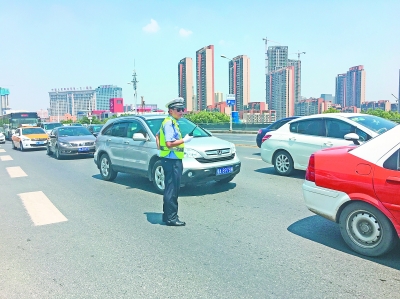 二桥交警在桥面上疏导车辆记者梁爽 摄