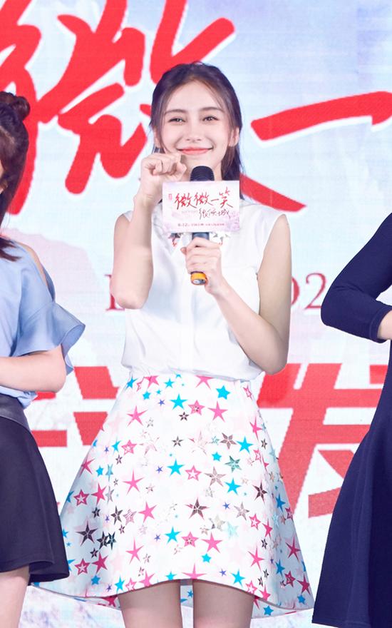 Angelababy现场扮乖