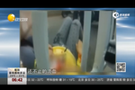 女孩騎車聽歌被耳機(jī)線割喉 脖子懸空鮮血直流