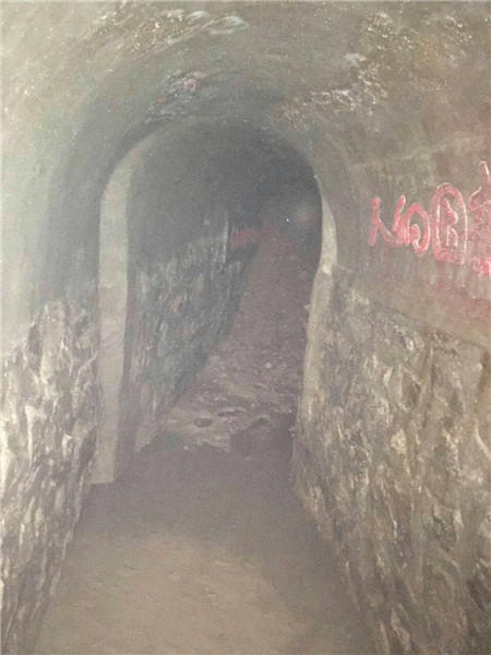 宜昌地下施工挖出40多年前防空洞 洞壁标语清晰