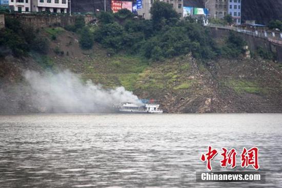 圖為客輪突然起火。周立青 攝