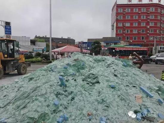 荆州街头发生惨烈车祸 大量玻璃碎片散落一地