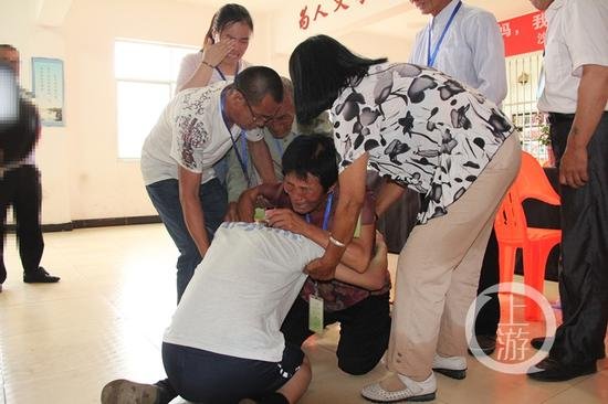 张麦香与儿子抱在一起失声痛哭