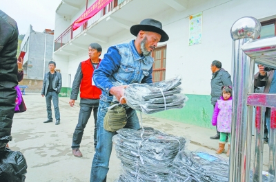 板车哥在孝昌县为孩子们捐款捐物。 通讯员吴克平 摄