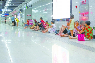 市民在兴业路地铁站纳凉。记者杨少昆 摄