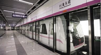 地铁巨龙大道站内列车正在进行试跑。本报记者 傅坚 摄