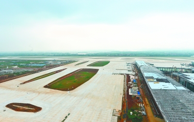 天河机场已建成的第二跑道以及正在修建中的T3航站楼。记者周迪 摄
