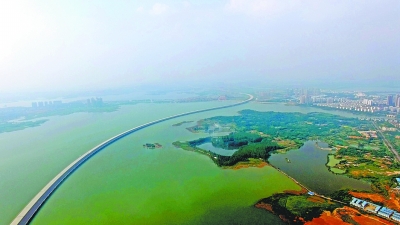 昨天，武汉晚报记者从市交委获悉，有着“最美景观高速”之称的武汉四环线年底将率先画上“一撇”，四环线西段将于今年底建成。