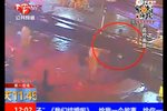 監(jiān)拍男子深夜找不到前妻 怒打其朋友反遭暴打
