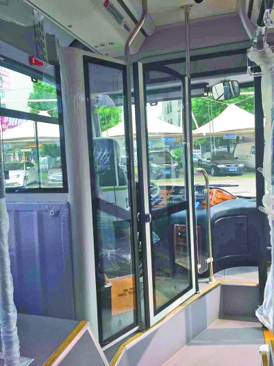 纯电动公交车上驾驶室是封闭透明的