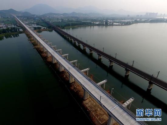 8月24日航拍由中鐵十一局承建、全長5050米的武九客專大冶湖特大橋。
