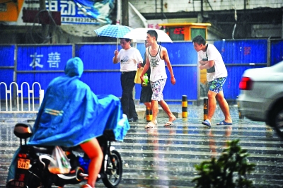 昨天17点24分，武昌和平大道三层楼街头，市民在骤雨中飞奔。记者苗剑 摄
