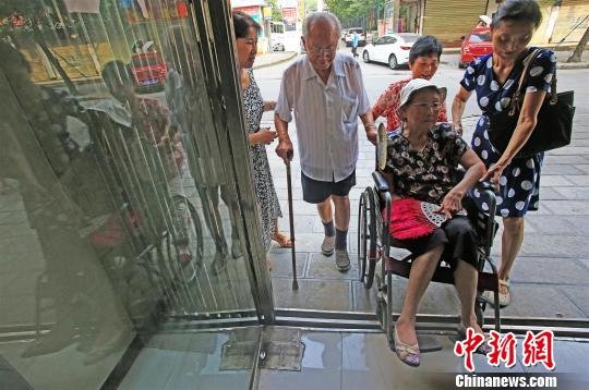 93歲的婁歐和92歲的老伴孔淑東攜手到當(dāng)?shù)孛裾块T，補(bǔ)辦了丟失60年的結(jié)婚證