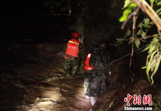 消防官兵利用人墙沿山崖搭建绳索通道 李彦雄 摄