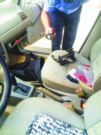 套牌車內(nèi)的弓弩和毒鏢。