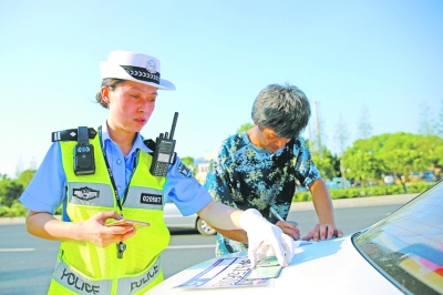 女交警张蕊依旧笔直的“钉”在岗位上，尽管汗水早已湿透了她的警服。