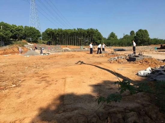 江夏城管高压打击违建