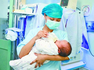 医护人员为宝宝当起了临时爹妈。