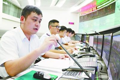 行车调度员在指挥行车 通讯员袁永华 摄