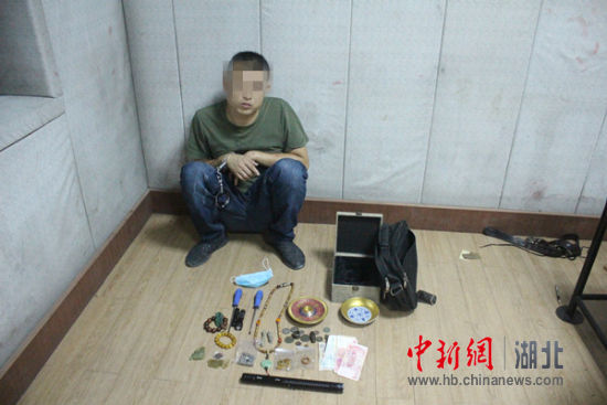 民警在刘某家中起获玉器、古钱币、高档香烟、红酒等被盗物品。