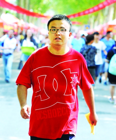 大一新生刘超(化名)到湖北工业大学报到。记者李子云 摄
