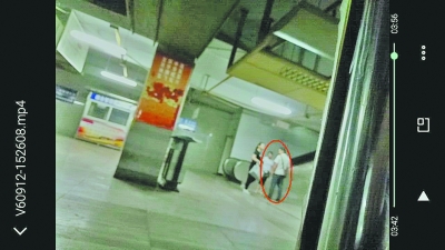 两白衣人正忽悠乘客跟他们去坐的士。