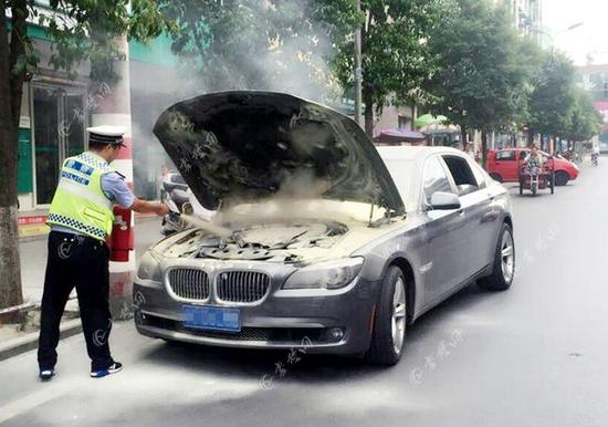 民警正在对自燃的轿车进行扑救