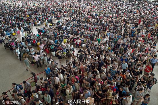 小长假首日，武汉汉口火车站出行客流单日突破12万人，创5年来记录。