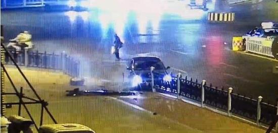 襄陽小情侶駕車回家途中爭吵拉扯 車輛失控撞護(hù)欄