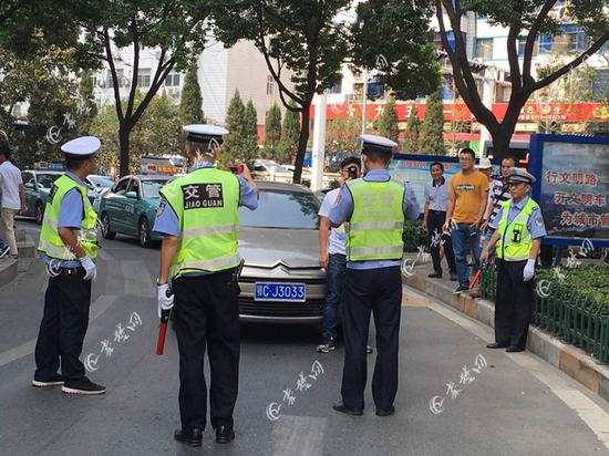 二大隊民警在紅綠燈處利用紅燈間隙查酒駕