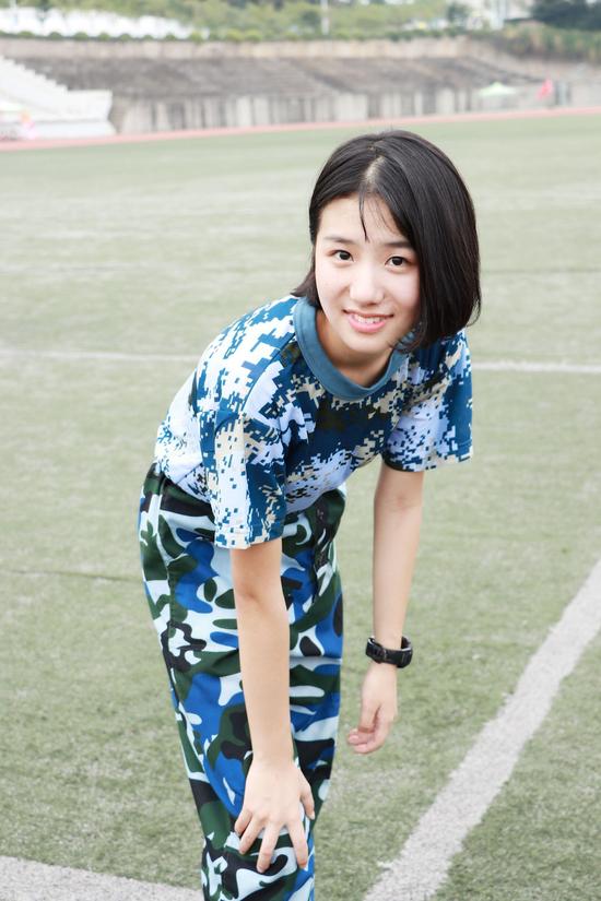 武汉一高校军训女神走红网络 被赞女版王源