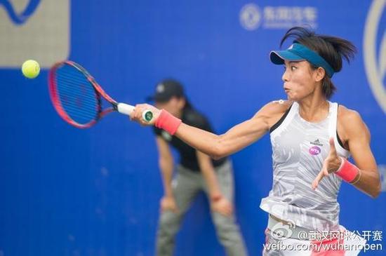 王蔷在比赛中(图片来自武汉网球公开赛官方微博)