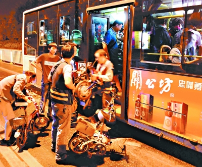 昨日凌晨2时，多位乘客搭乘703路通宵公交记者张宁摄