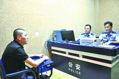 在民警面前，诈骗嫌犯陈某自揭黑幕。