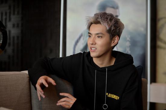 吴亦凡现身武汉宣传《爵迹》: 银尘外冷内热 和