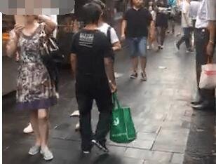 近一周來，一名男子頻頻在戶部巷出沒，不時(shí)向女游客揩油。25日，他還追逐騷擾十余名女游客。