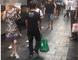 近一周來，一名男子頻頻在戶部巷出沒，不時(shí)向女游客揩油。25日，他還追逐騷擾十余名女游客。