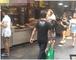 近一周來，一名男子頻頻在戶部巷出沒，不時(shí)向女游客揩油。25日，他還追逐騷擾十余名女游客。