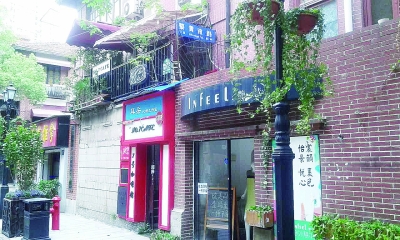 路牌“爬”上了二楼。记者喻莉 实习生罗宇环 摄