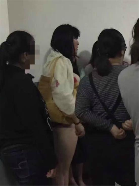 男扮女装混进大学浴室偷拍 偷拍时被女生抓现行