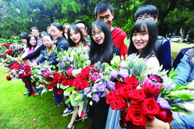 昨天，武汉植物园，游客们展示各自亲手制作的手捧花。记者苗剑 摄